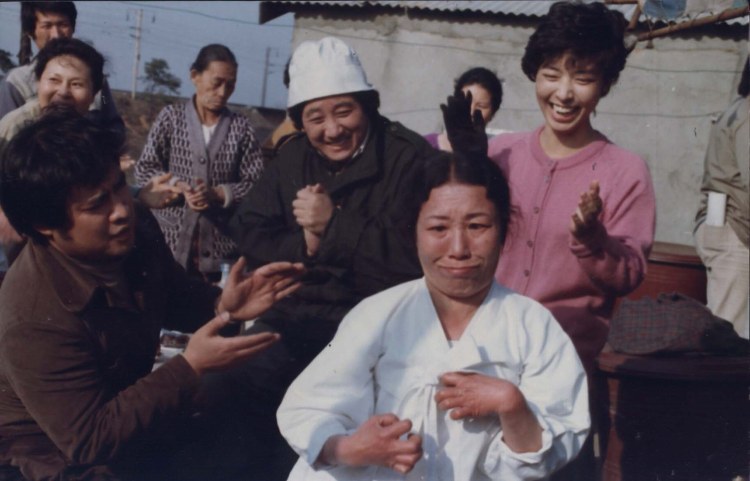 People in the slum still 2